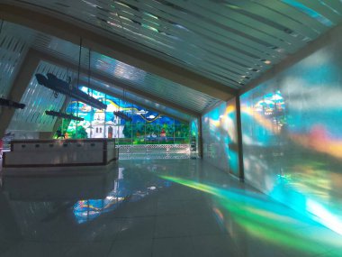 Parlak vitray camlı modernist pavyon. Işık boyalı camlardan geçer ve binanın içini boyar. Myrhorod, Ukrayna 'da maden suyu tüketimi için Pavilion.