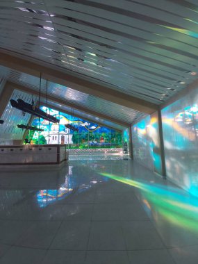 Parlak vitray camlı modernist pavyon. Işık boyalı camlardan geçer ve binanın içini boyar. Myrhorod, Ukrayna 'da maden suyu tüketimi için Pavilion.