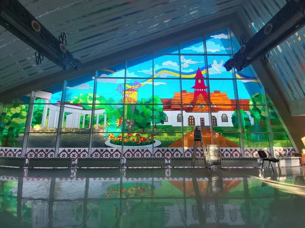 Parlak vitray camlı modernist pavyon. Işık boyalı camlardan geçer ve binanın içini boyar. Myrhorod, Ukrayna 'da maden suyu tüketimi için Pavilion.