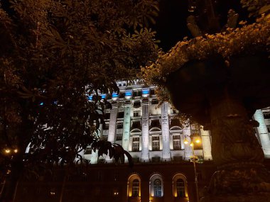 Kyiv Belediyesi yönetim binası 1950 'lerde gece karanlığında çiçeklerle süslenmiş bir arka planda inşa edildi.