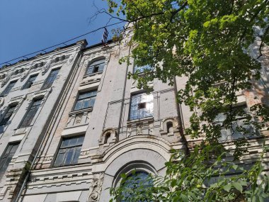 Terk edilmiş güzel bina, XIX 'in sonunda UAM mimarisi (UAM) ile inşa edilmiştir - terk edilmiş yüzyılların başlangıcıdır.