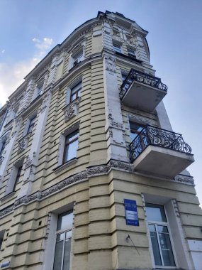 Terk edilmiş güzel bina, XIX 'in sonunda UAM mimarisi (UAM) ile inşa edilmiştir - terk edilmiş yüzyılların başlangıcıdır.