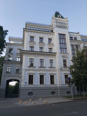 Terk edilmiş güzel bina, XIX 'in sonunda UAM mimarisi (UAM) ile inşa edilmiştir - terk edilmiş yüzyılların başlangıcıdır.