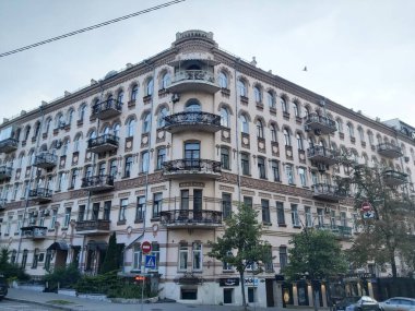 Terk edilmiş güzel bina, XIX 'in sonunda UAM mimarisi (UAM) ile inşa edilmiştir - terk edilmiş yüzyılların başlangıcıdır.