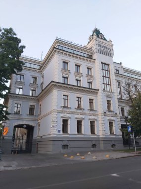 Terk edilmiş güzel bina, XIX 'in sonunda UAM mimarisi (UAM) ile inşa edilmiştir - terk edilmiş yüzyılların başlangıcıdır.