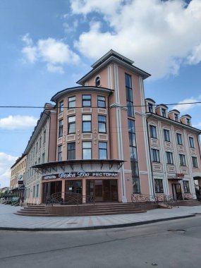 ARALIK 2021, BERDYCHIV, UKRAINE - Pembe yeniden yapılandırılmış eski binadaki restoran