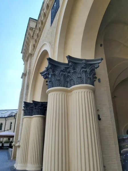 Kyiv yeniden inşa edilmiş cephanelikte sütunların yeni biçimi