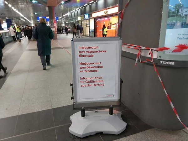 Berlino Germania Volontari Berlino Aiutano Rifugiati Dall Ucraina — Foto Stock
