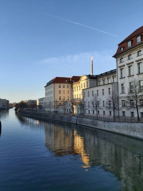 09.03.2022 Berlin: Berlin 'de tipik bir gün: evler, sokaklar, ulaşım