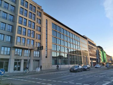 09.03.2022 Berlin: Berlin 'de tipik bir gün: evler, sokaklar, ulaşım