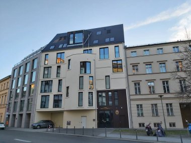 09.03.2022 Berlin: Berlin 'de tipik bir gün: evler, sokaklar, ulaşım