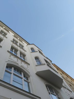 09.03.2022 Berlin: Berlin 'de tipik bir gün: evler, sokaklar, ulaşım