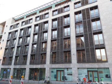 09.03.2022 Berlin: Berlin 'de tipik bir gün: evler, sokaklar, ulaşım