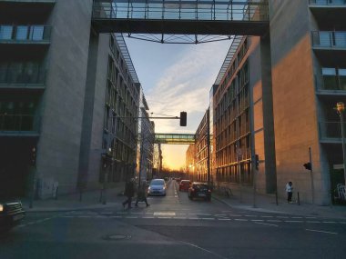 09.03.2022 Berlin: Berlin 'de tipik bir gün: evler, sokaklar, ulaşım