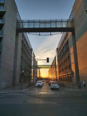 09.03.2022 Berlin: Berlin 'de tipik bir gün: evler, sokaklar, ulaşım