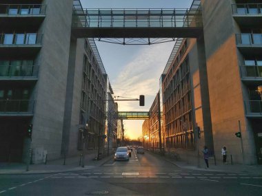 09.03.2022 Berlin: Berlin 'de tipik bir gün: evler, sokaklar, ulaşım