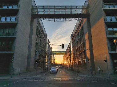 09.03.2022 Berlin: Berlin 'de tipik bir gün: evler, sokaklar, ulaşım