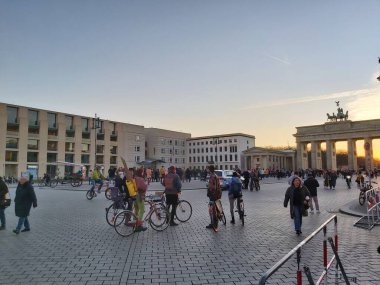 09.03.2022 Berlin: Berlin 'de tipik bir gün: evler, sokaklar, ulaşım