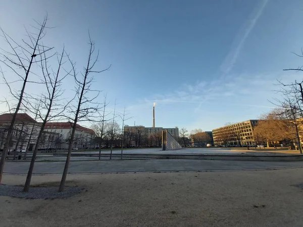 09.03.2022 Berlin: Berlin 'de tipik bir gün: evler, sokaklar, ulaşım