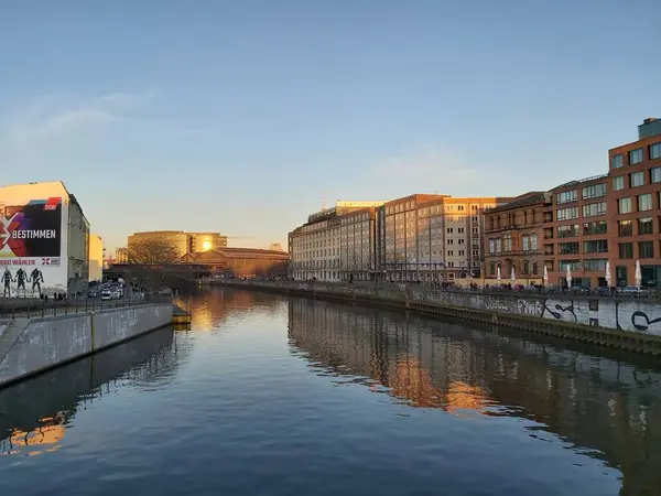 2022 Berlijn Duitsland Een Typische Dag Berlijn Huizen Straten Vervoer — Stockfoto