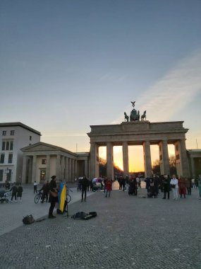 09.03.2022 Berlin: Berlin 'de tipik bir gün: evler, sokaklar, ulaşım