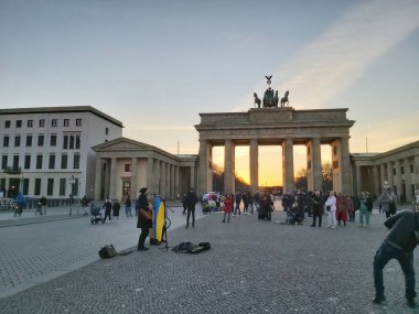 09.03.2022 Berlin: Berlin 'de tipik bir gün: evler, sokaklar, ulaşım