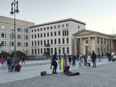 09.03.2022 Berlin: Berlin 'de tipik bir gün: evler, sokaklar, ulaşım
