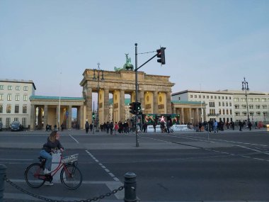 09.03.2022 Berlin: Berlin 'de tipik bir gün: evler, sokaklar, ulaşım