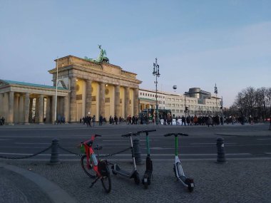 09.03.2022 Berlin: Berlin 'de tipik bir gün: evler, sokaklar, ulaşım