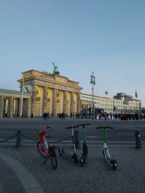 09.03.2022 Berlin: Berlin 'de tipik bir gün: evler, sokaklar, ulaşım