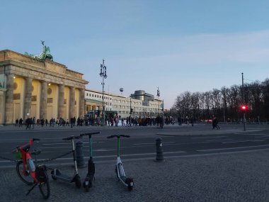 09.03.2022 Berlin: Berlin 'de tipik bir gün: evler, sokaklar, ulaşım