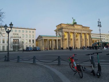 09.03.2022 Berlin: Berlin 'de tipik bir gün: evler, sokaklar, ulaşım