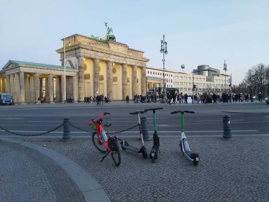 09.03.2022 Berlin: Berlin 'de tipik bir gün: evler, sokaklar, ulaşım