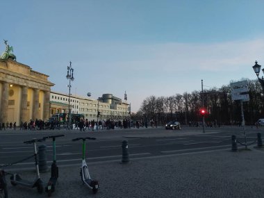 09.03.2022 Berlin: Berlin 'de tipik bir gün: evler, sokaklar, ulaşım