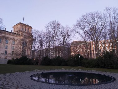 09.03.2022 Berlin: Berlin 'de tipik bir gün: evler, sokaklar, ulaşım