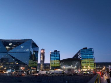 09.03.2022 Berlin: Berlin 'de tipik bir gün: evler, sokaklar, ulaşım