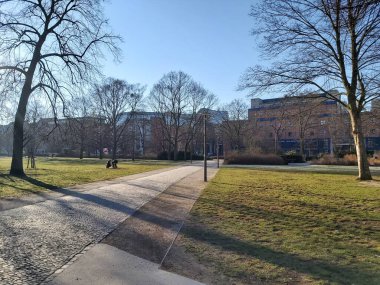 09.03.2022 Berlin: Berlin 'de tipik bir gün: evler, sokaklar, ulaşım