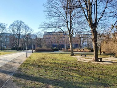 09.03.2022 Berlin: Berlin 'de tipik bir gün: evler, sokaklar, ulaşım