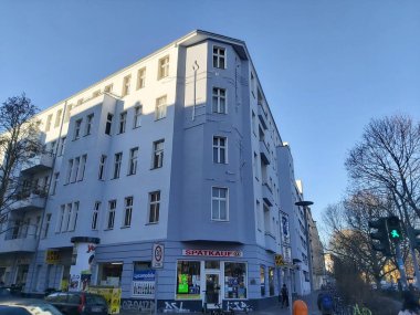 09.03.2022 Berlin: Berlin 'de tipik bir gün: evler, sokaklar, ulaşım