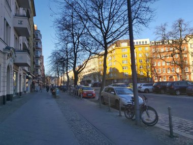 09.03.2022 Berlin: Berlin 'de tipik bir gün: evler, sokaklar, ulaşım