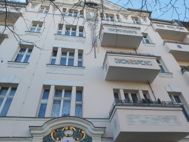 09.03.2022 Berlin: Berlin 'de tipik bir gün: evler, sokaklar, ulaşım
