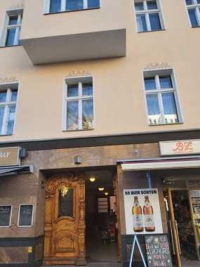 09.03.2022 Berlin: Berlin 'de tipik bir gün: evler, sokaklar, ulaşım