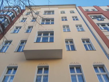 09.03.2022 Berlin: Berlin 'de tipik bir gün: evler, sokaklar, ulaşım