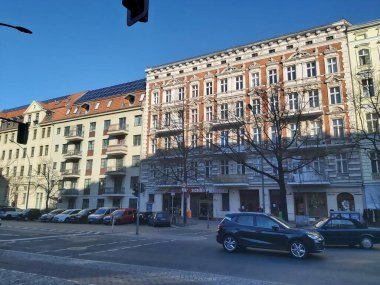 09.03.2022 Berlin: Berlin 'de tipik bir gün: evler, sokaklar, ulaşım