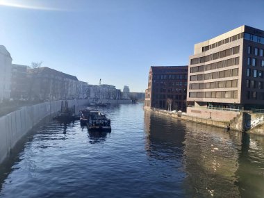 09.03.2022 Berlin: Berlin 'de tipik bir gün: evler, sokaklar, ulaşım