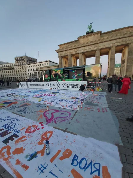 09.03.2022 Berlin: Berlin 'de tipik bir gün: evler, sokaklar, ulaşım