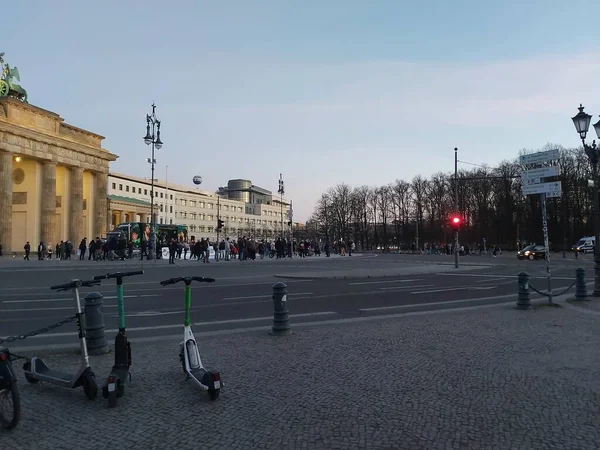 09.03.2022 Berlin: Berlin 'de tipik bir gün: evler, sokaklar, ulaşım