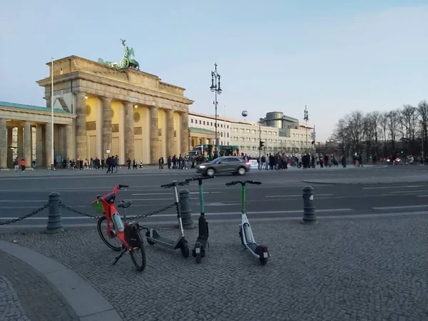 2022 Berlín Alemania Día Típico Berlín Casas Calles Transporte — Foto de Stock