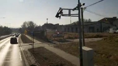Polonya yollarında kirli pencere sürati otobüsüyle seyahat etmek
