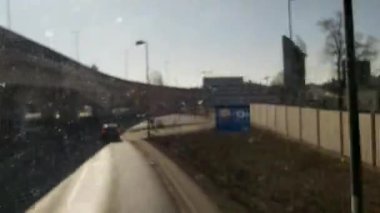 Polonya yollarında otobüsle seyahat etmek kirli pencereleri hiperhızlandırdı